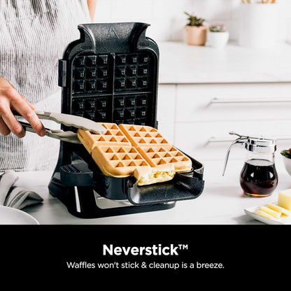 Ninja BW1001 NeverStick PRO, macchina per waffle belgi, design verticale.